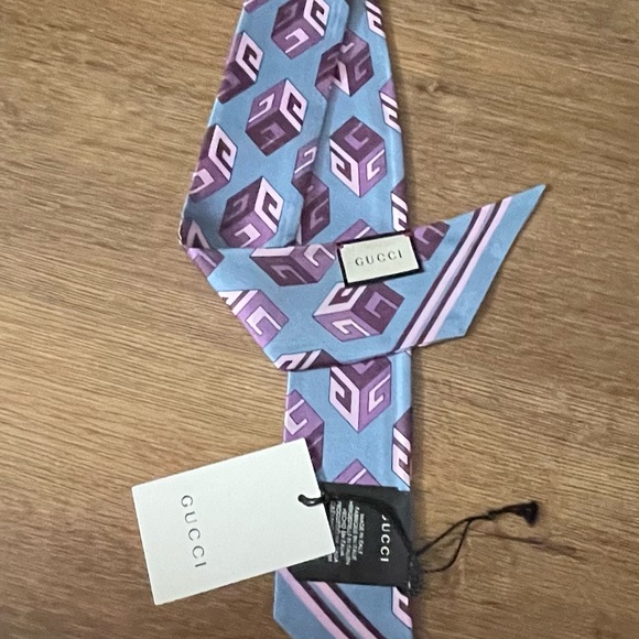 GUCCI-AUTHENTIC (NWT) Geometric Pattern Silk Twilly Scarf - Picture 4 of 9